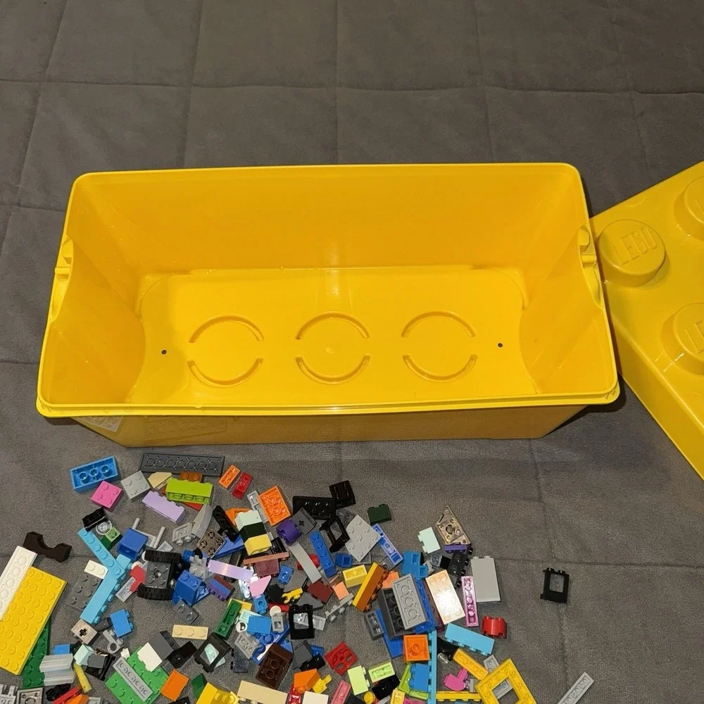 LEGO‎ Classic Creative Brick Box Yellow Storage Bin 8 Stud & Mixed LEGO Lot